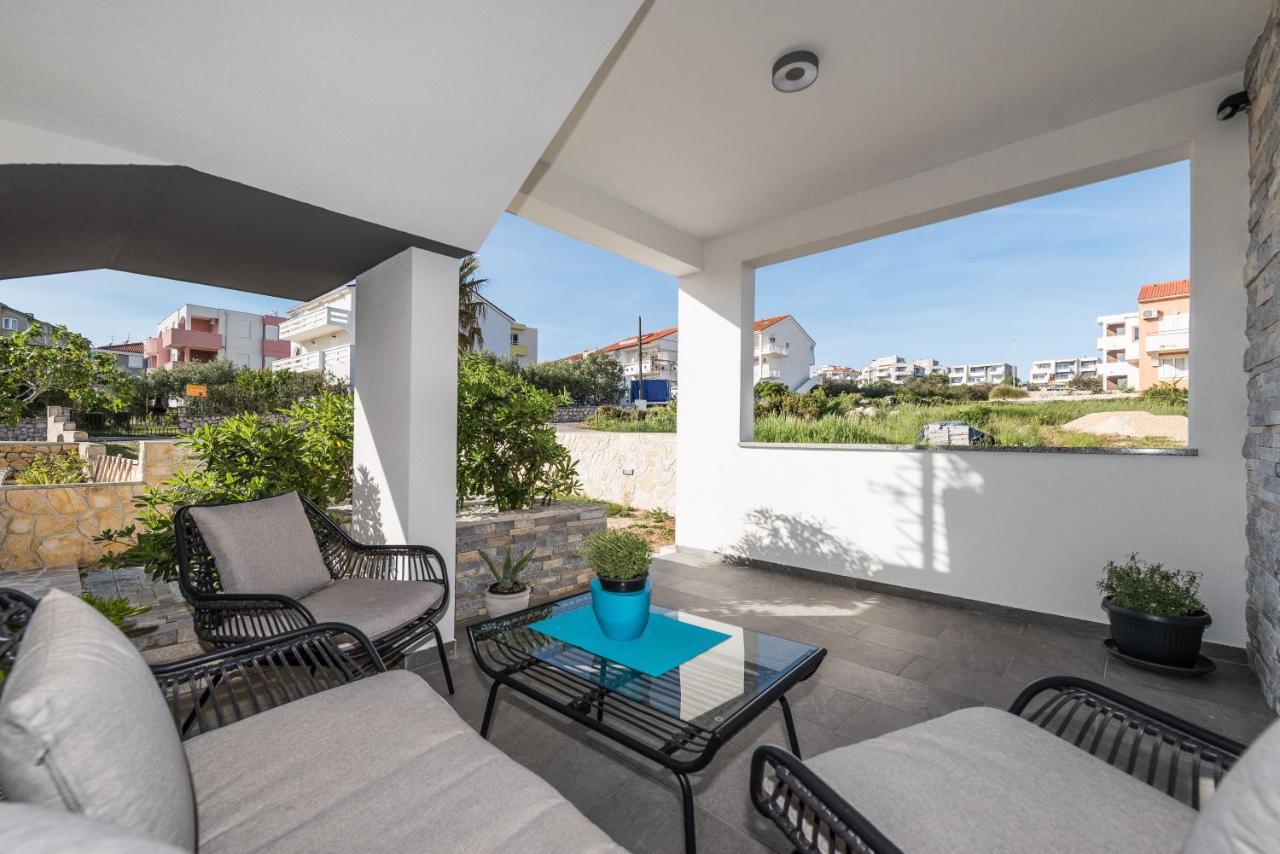 Apartments Yellow Novalja Exterior photo