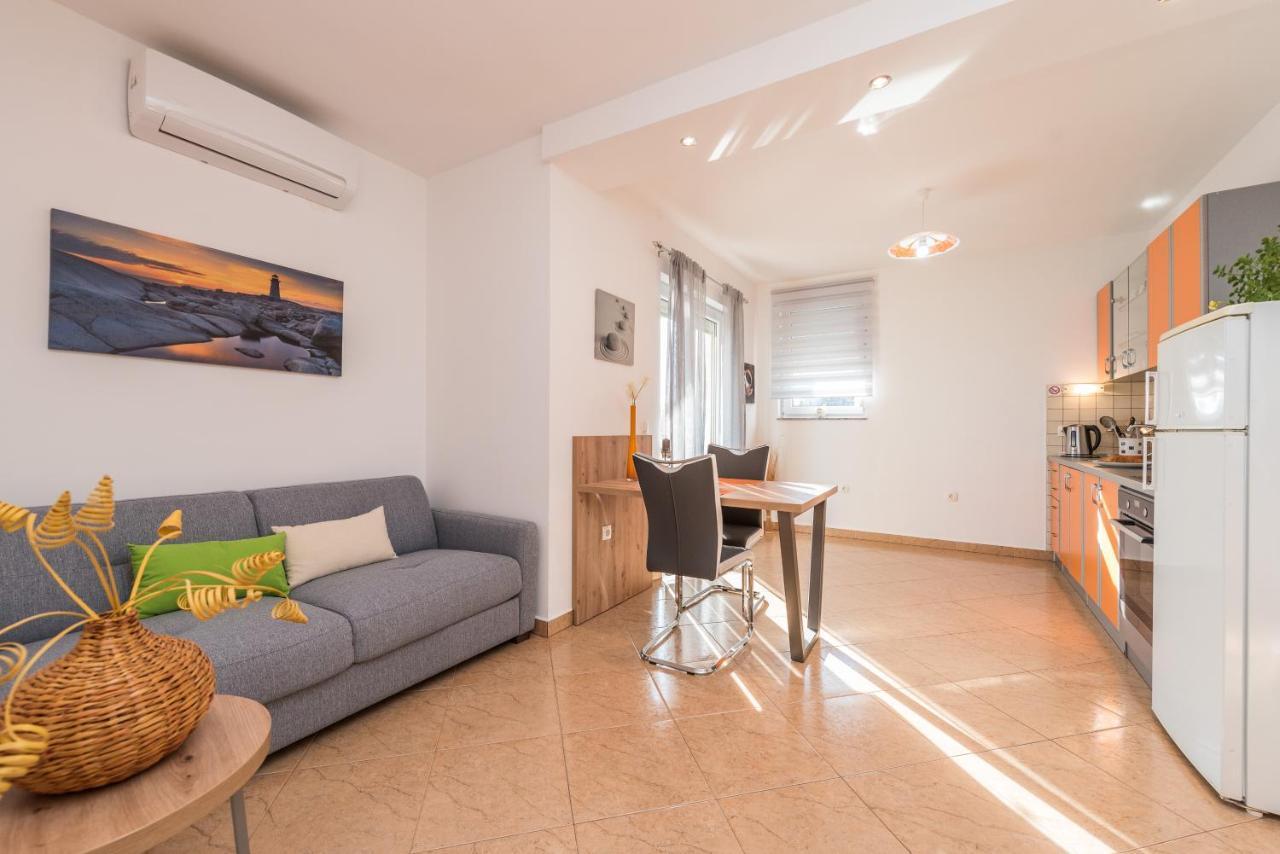Apartments Yellow Novalja Exterior photo