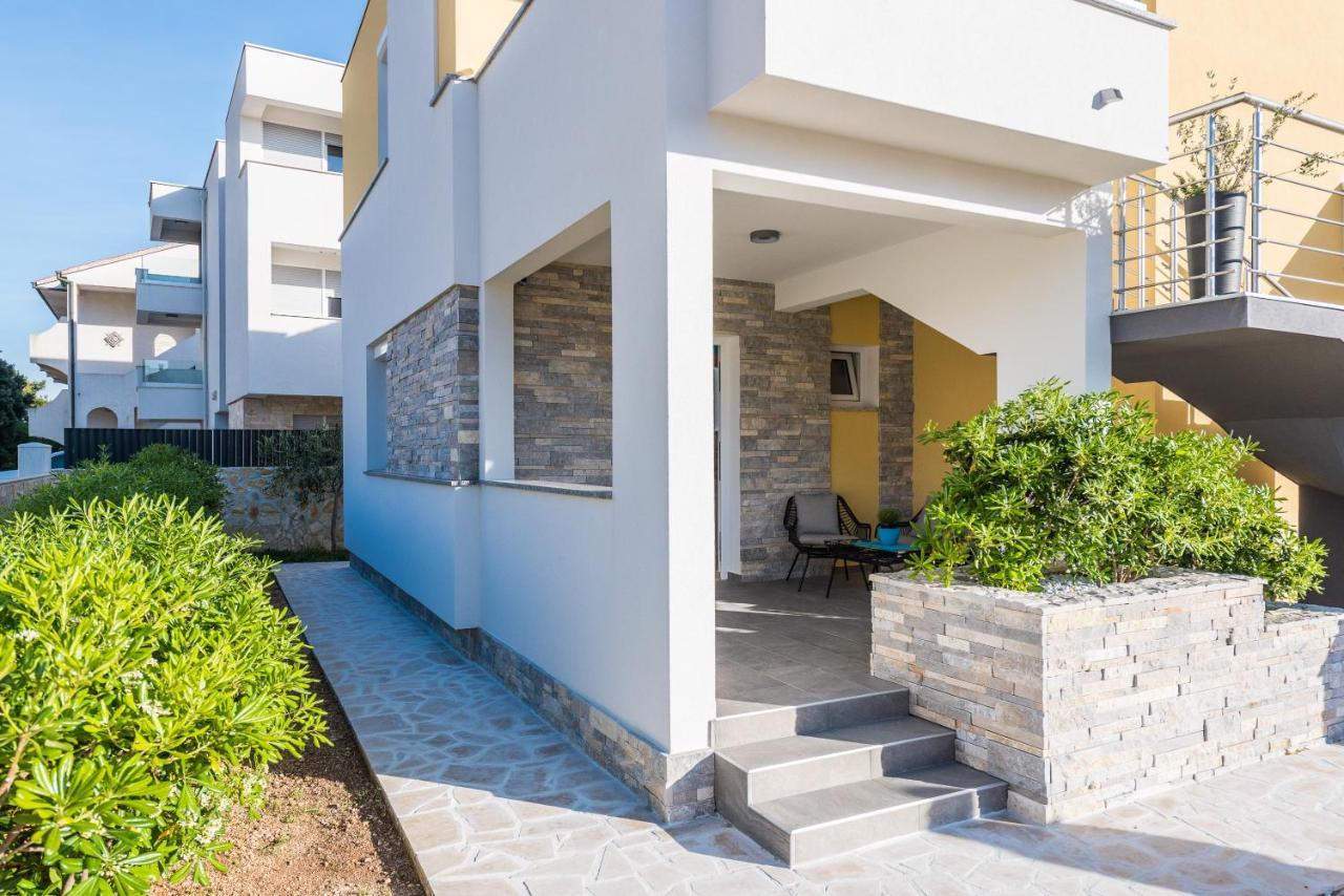 Apartments Yellow Novalja Exterior photo